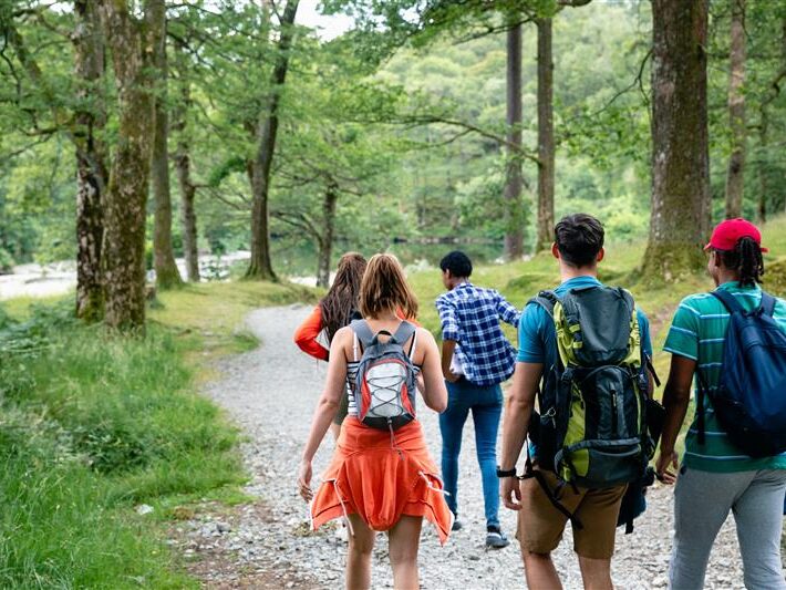 Jugendliche auf einem Wanderausflug im Wald