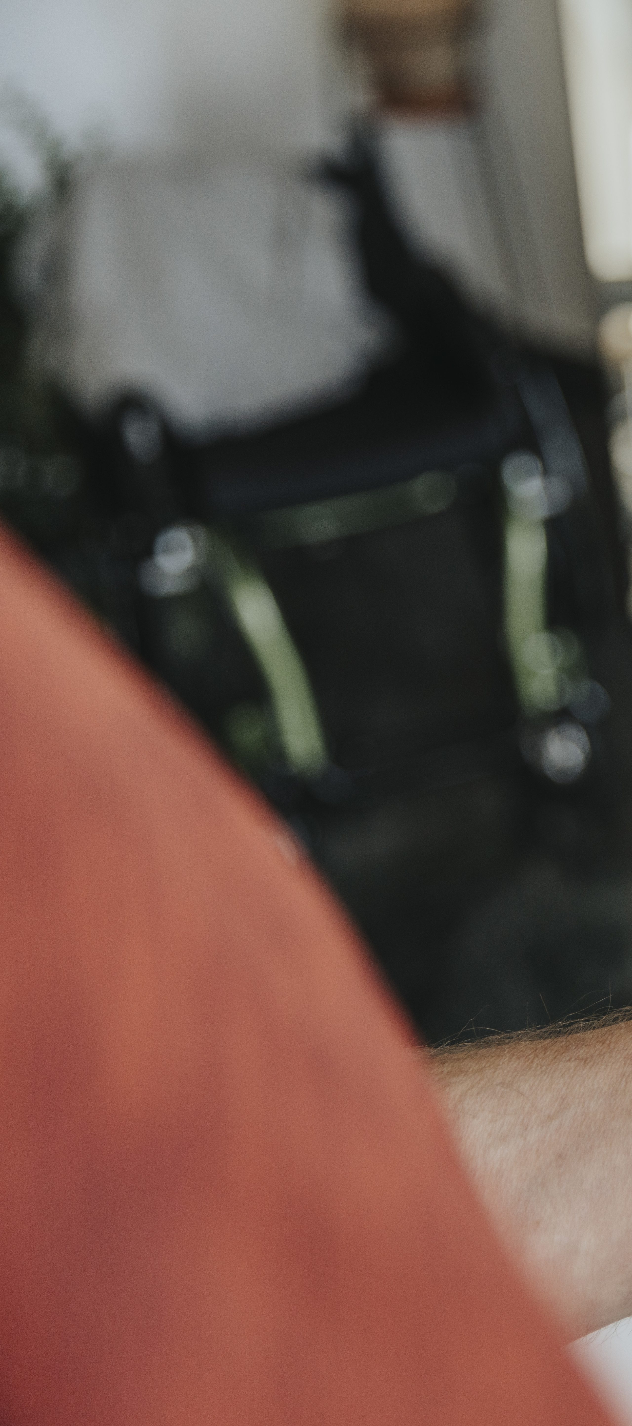 Mann schaut auf ein Tablet und unterschreibt ein Dokument