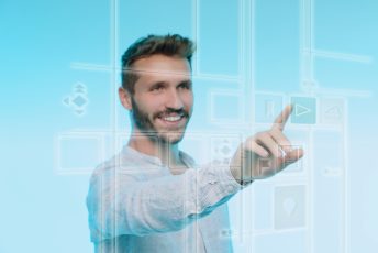 Mann klickt auf virtuellem Board