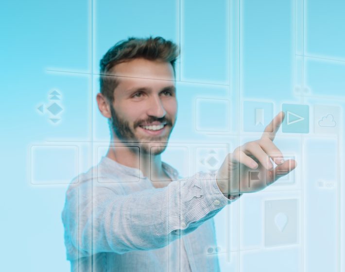 Mann klickt auf virtuellem Board